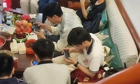 Sự thật về bức ảnh "cả đám thiếu niên dán mắt vào điện thoại" khiến cư dân mạng khen không ngớt: Có những người dạy con hay thật!
