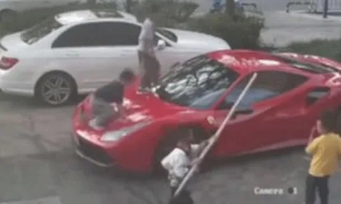 Chiếc Ferrari 14 tỷ đồng bị 4 đứa trẻ leo lên làm "cầu trượt", phụ huynh đề nghị bồi thường 20 triệu, chủ xe: "Hãy đền đúng phí sửa chữa"