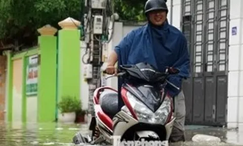 Nhiều phố trung tâm Hải Phòng ngập sâu từ sáng đến trưa