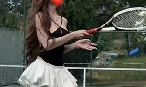 Biến sân Tennis thành "sàn diễn" đồ hở, cô gái gây bão mạng với sự bất chấp "càng chửi càng có tiền"
