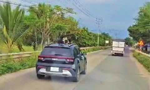 Để 3 trẻ nhỏ thò đầu ra cửa sổ ô tô, người phụ nữ ở Đắk Lắk bị phạt