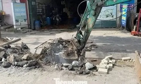 Hà Nội: Vỉa hè vừa 'thay áo mới' đã tiếp tục đào lên thi công cống thoát nước