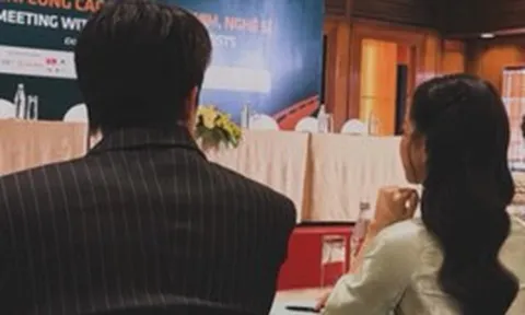 Bắt gặp cặp sao Việt còn nợ cả nước cái kết đẹp công khai tình tứ, ai cũng tấm tắc “đây chính là hoà bình”