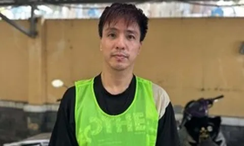 Clip hiện trường khám xét nơi ở của Tăng Nhật Tuệ: Nam ca sĩ cúi đầu, lôi ra nhiều loại chất cấm từ balo