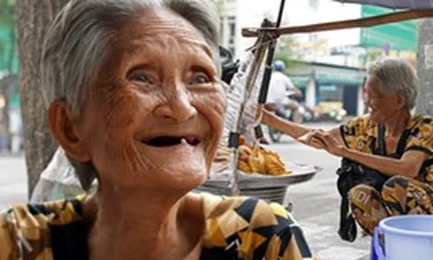 "Bà Tai Yến cô đơn" 19 năm lặng lẽ bán bánh giữa trung tâm TP.HCM để thực hiện lời hứa với con