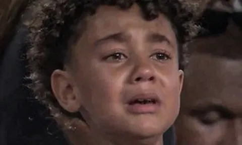 Danh tính của cậu bé Cape Verde rơi nước mắt khiến cõi mạng suýt mong Messi thua