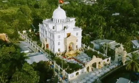 Lâu đài sáng nhất miền Tây