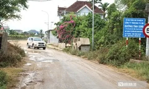 Dự án trăm tỷ dang dở, người dân khốn khổ vì bụi mịt mù, đường lầy lội