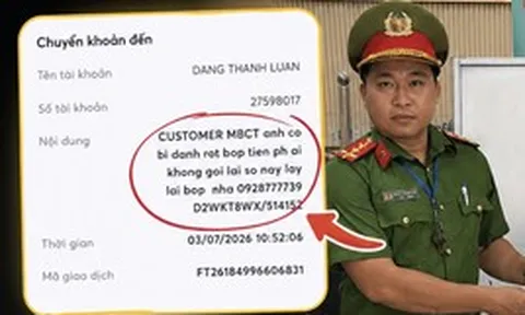 Nhặt được ví và thẻ ngân hàng, Đại úy Công an ở TP.HCM dùng giao dịch 1.000 đồng để gửi "tin nhắn" cho người đánh rơi