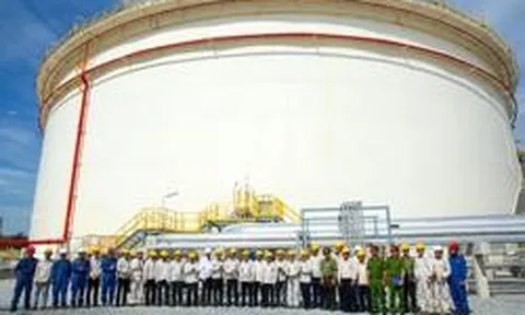 Khoảnh khắc mở van công trình khổng lồ, nâng sức chứa dầu thô Nhà máy lọc dầu đầu tiên của Việt Nam lên 585.000 m³