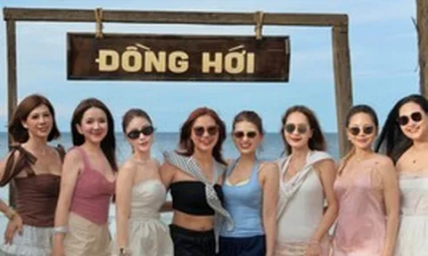 8 cô gái chơi thân từ thời sinh viên, 9 năm sau thuê hẳn limousine từ Hà Nội vào Quảng Bình: Cả đoàn 28 người, đóng 20 triệu/ gia đình