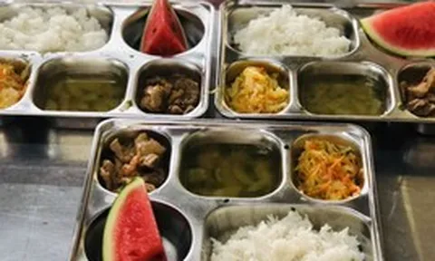Tất cả các trường sắp phải công khai hình ảnh khay ăn thực tế của học sinh mỗi ngày để phụ huynh giám sát