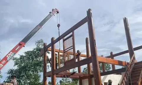 Người dân dỡ nhà, di dời mồ mả, bàn giao mặt bằng cho cao tốc 24.000 tỷ đồng