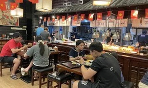 Đĩa cơm, tô bún 30.000 đồng biến mất, người dân phải chi tiêu ăn uống ra sao?