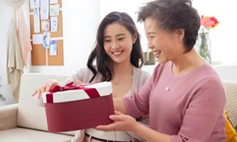 Con dâu bỏ tiền triệu mua áo biếu mẹ chồng, vài ngày sau chết lặng khi thấy chiếc áo được mặc trên người bác hàng xóm
