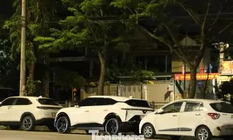 Ô tô tiền tỷ nằm vỉa hè qua đêm, cư dân chung cư nơm nớp lo mất trộm