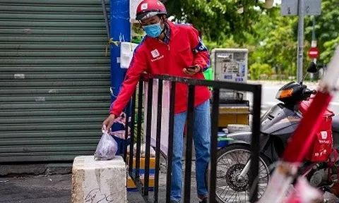 Ấm lòng tình cảm của người dân dành cho shipper - những người hùng mùa dịch