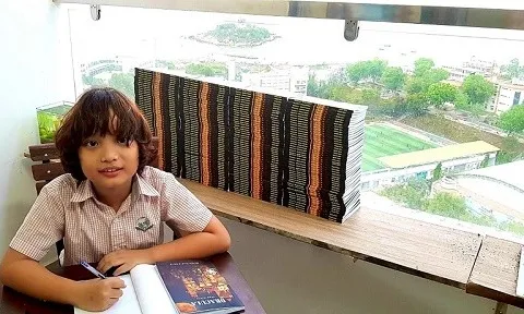 Cậu bé 10 tuổi chọn dịch sách để làm từ thiện