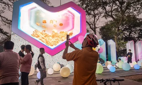 "Trạm quà bom tấn" gây sốt tại phố đi bộ Hồ Gươm, có gì hot mà hàng nghìn người rủ nhau check-in, săn quà?