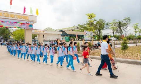 HỌC SINH QUẢNG NGÃI TỰ TIN “ĐẾN TRƯỜNG AN TOÀN” SAU KHI ĐƯỢC TRANG BỊ KIẾN THỨC AN TOÀN GIAO THÔNG