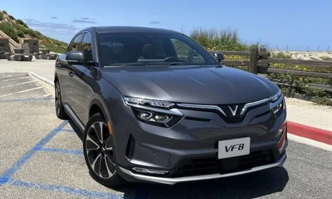 Khách Mỹ lái thử xe VinFast VF 8: 'Chiếc xe sáng tạo chưa từng có từ Việt Nam'