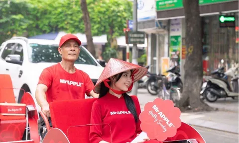 Đoàn xích lô của thương hiệu táo Mr Apple thu hút sự chú ý của người dân thủ đô