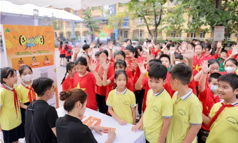 Hàng trăm học sinh được chơi game để trải nghiệm kỹ năng quản lý tiền tại Ngày hội Cha-Ching