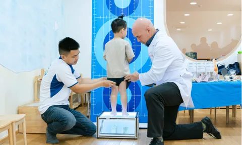 ACC TẦM SOÁT CHỨNG BÀN CHÂN BẸT VÀ VẸO CỘT SỐNG CHO HỌC SINH TOÀN QUỐC