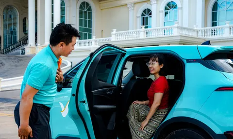 Người dân Lào thích thú trải nghiệm taxi điện Xanh SM