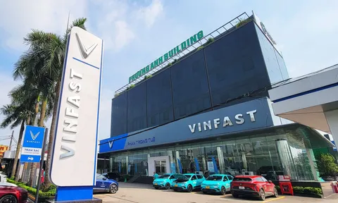 Cận cảnh showroom 8.000m2 lớn nhất Việt Nam của VinFast