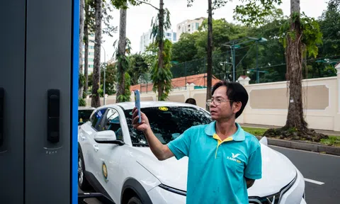 Thêm trạm sạc V-Green siêu nhanh 120 kW cho xe đỗ dưới lòng đường ở trung tâm TP.HCM