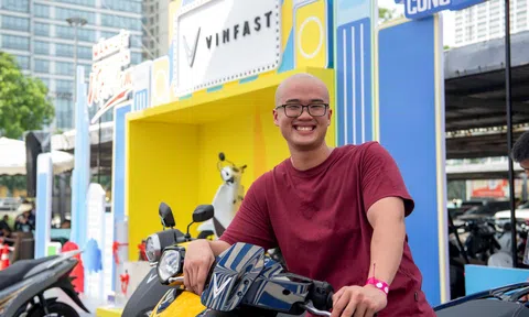 Người dân Hà Nội đồng loạt mang xe xăng, đổi xe máy điện: “Đã đến thời điểm để chuyển đổi”