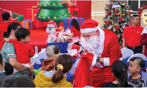 Prudential trao 2.600 phần quà Giáng sinh tặng bệnh nhi tại thành phố Hồ Chí Minh và Hà Nội