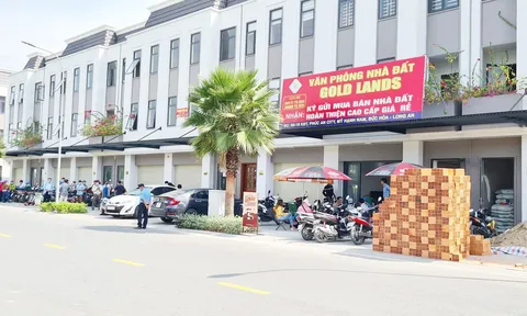 Long An: Khách hàng căng băng rôn bao vây Công ty Bất động sản Trần Anh