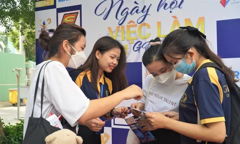 Hàng trăm cơ hội việc làm “săn đón” sinh viên ngay tại trường đại học