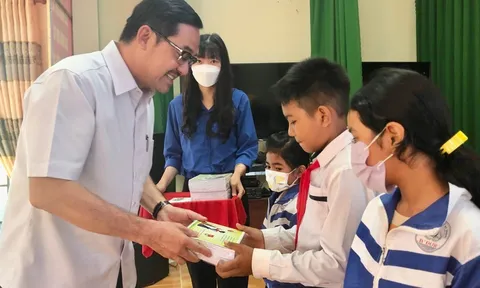 TAND TP.HCM và TAND quận 7 trao học bổng Thắp sáng ước mơ