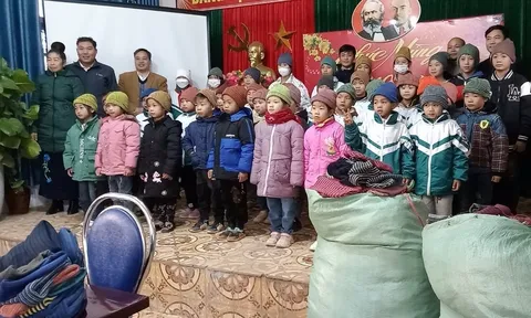 Hàng ngàn chiếc mũ len đến với học sinh vùng cao trong mùa đông giá rét