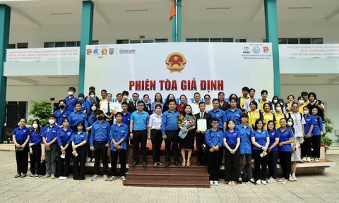 Học sinh hào hứng với hình thức tuyên truyền pháp luật trực quan, sinh động