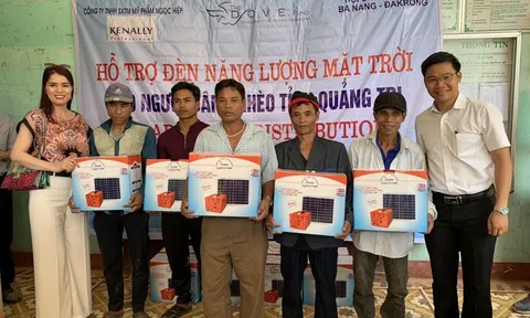 Hoa khôi du lịch Ngọc Hiệp và các mạnh thường quân tặng đèn năng lượng mặt trời cho người dân nghèo huyện Đakrông