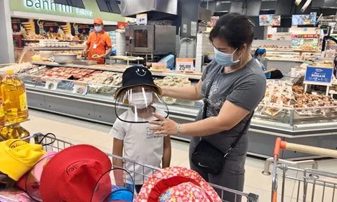 Nón chống dịch COVID-19 hút khách tại hệ thống Saigon Co.op